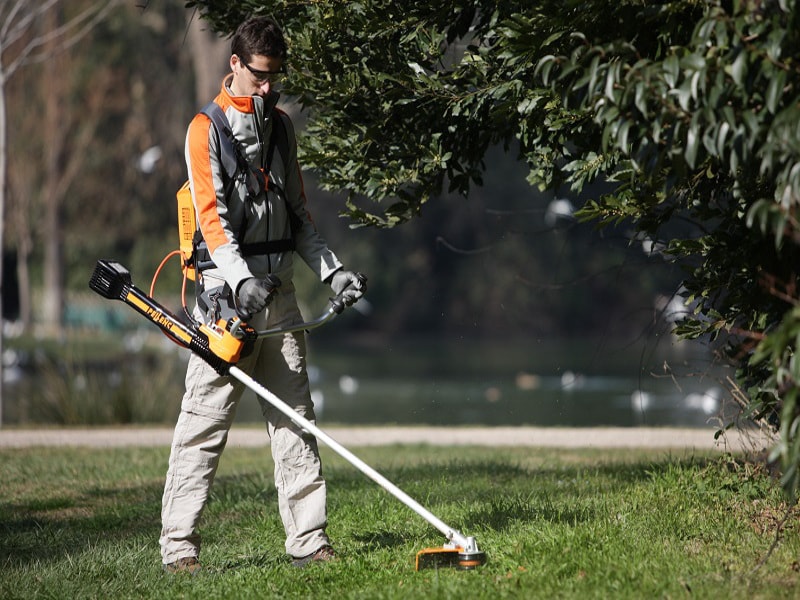 เครื่องตัดหญ้าแบบสะพายบ่า